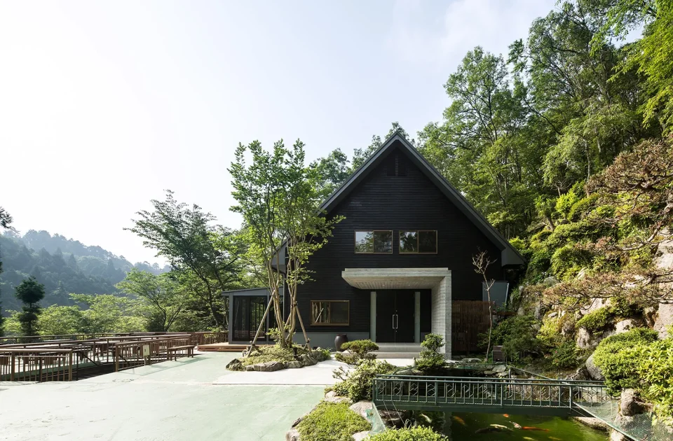 亀岡の別荘リノベーション1｜木々と山の斜面に囲まれた別荘。改修後の外観。