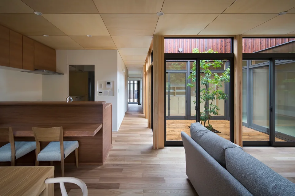 岩出のコートハウス｜キッチンの隣に中庭を設け、向かいの部屋へ視線がつながる。
